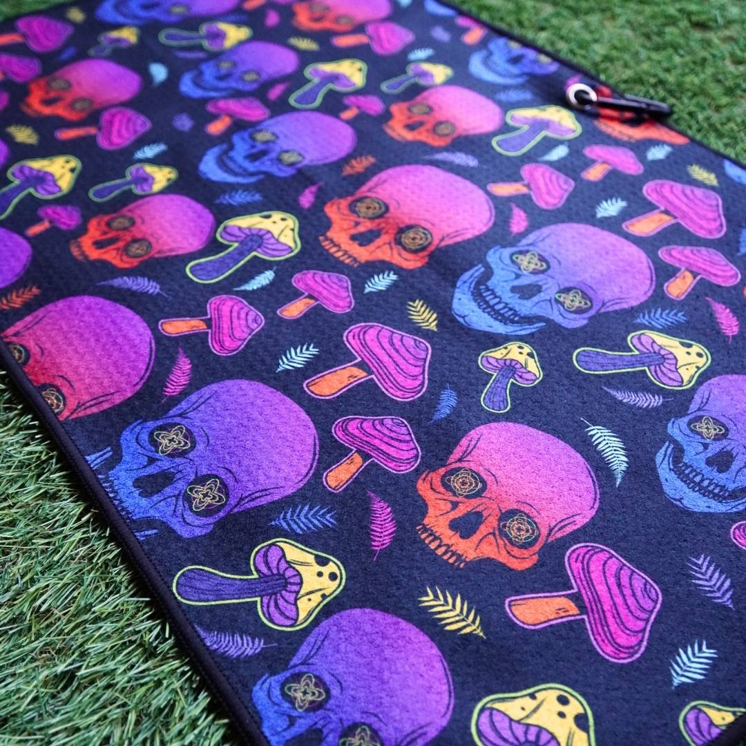 GOLF TOWEL TRIPPY SKULLS