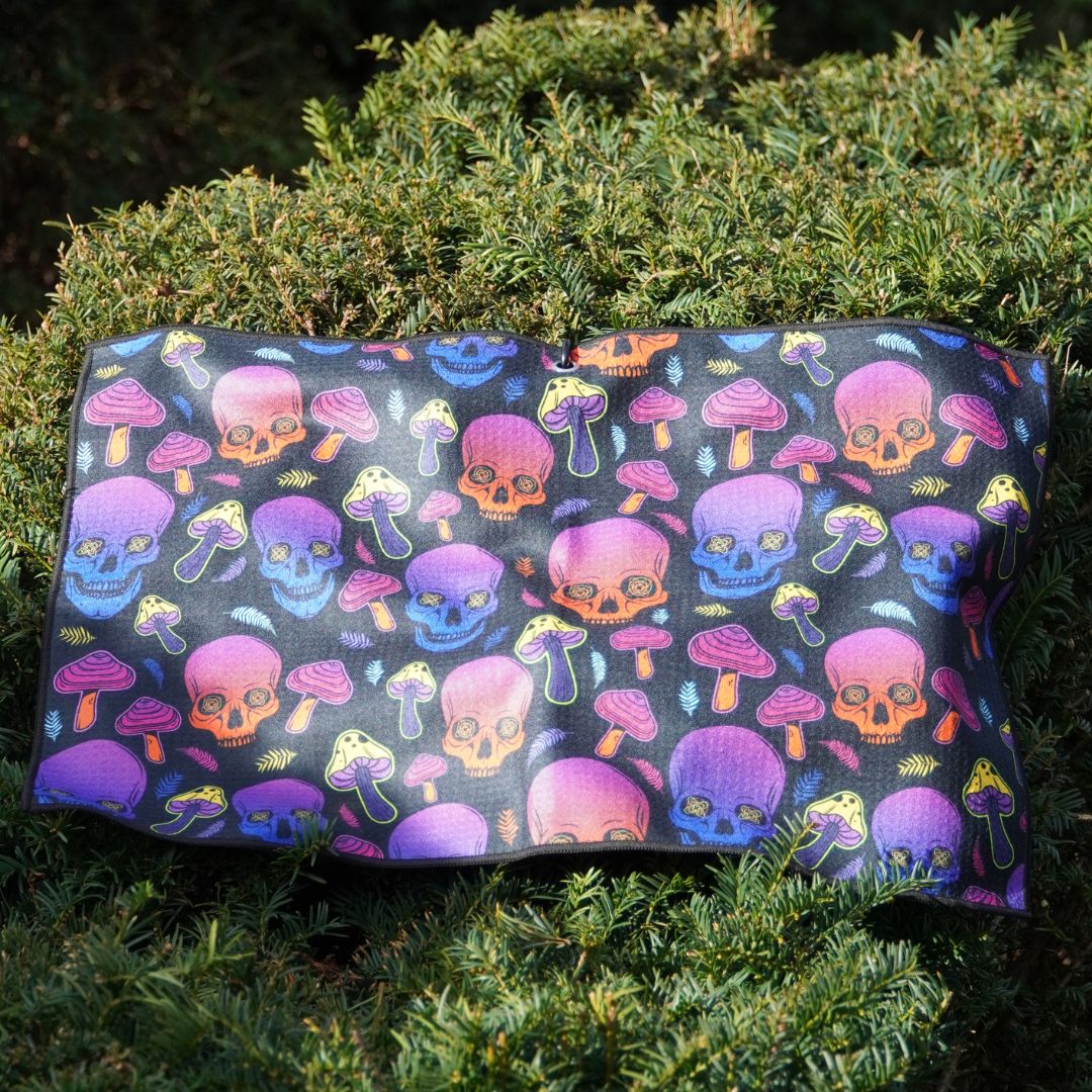 GOLF TOWEL TRIPPY SKULLS