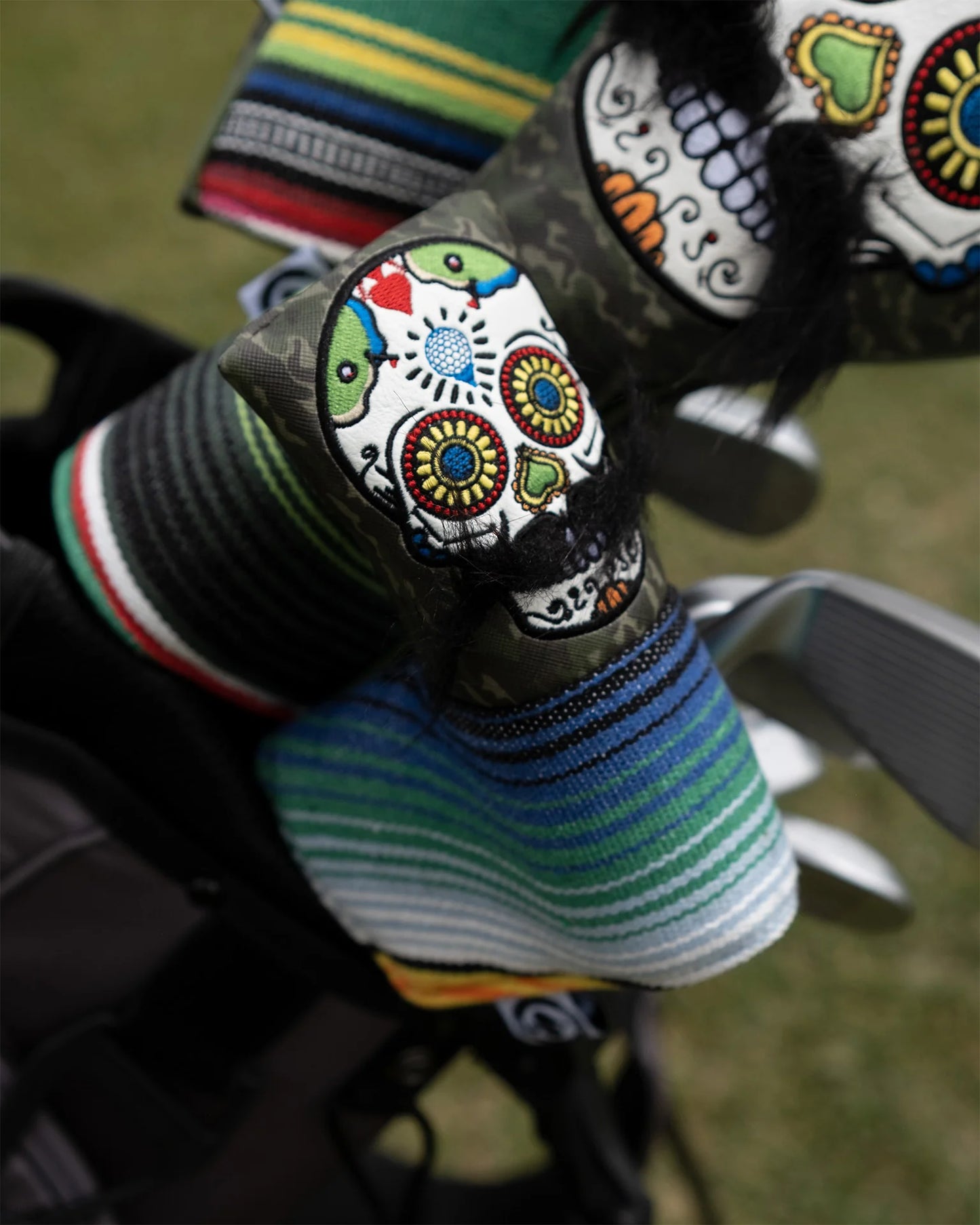 MUSTACHE SUGAR SKULL - KLUBBSKYDD PUTTER GREEN CAMO