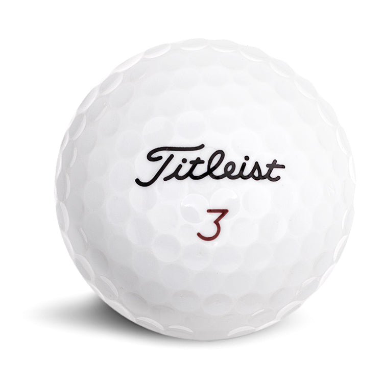 En klassisk vit Titleist golfboll med numret '3' och varumärkets namn i kursiv svart text, presenterad mot en vit bakgrund.