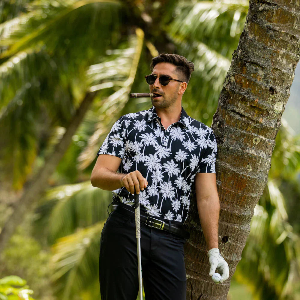 Bild på golfare i svart piké med palmer på.